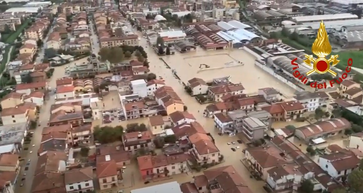 [Video] Oltre 400 unità dei Vigili del Fuoco impegnate in Toscana, due dispersi nel pistoiese