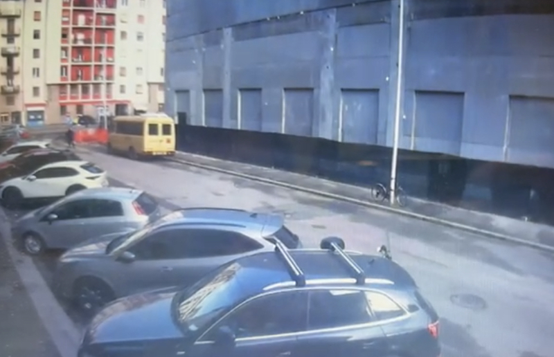 Video / Esclusiva DCF, il crollo del cantiere e il cemento su marciapiede e scuolabus